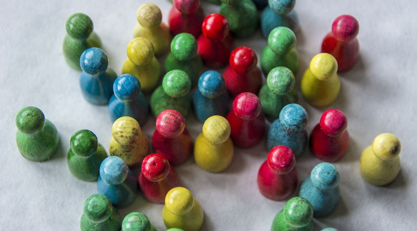 Et billede af mange ludo-brikker, der står samlet.